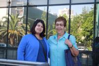 Katherine Espinoza, junto a su paciente en la Clínica Odontológica U. de Chile