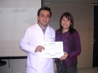 Dr. Cristián Covarrubias, recibió su certificación de manos de la Dra. Ximena Lee, Directora de la Oficina de Educación.