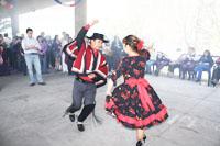 La cueca inauguró la jornada de celebraciones. En la imagen, Víctor Parra y Luisa Rivera, funcionarios de Odontología