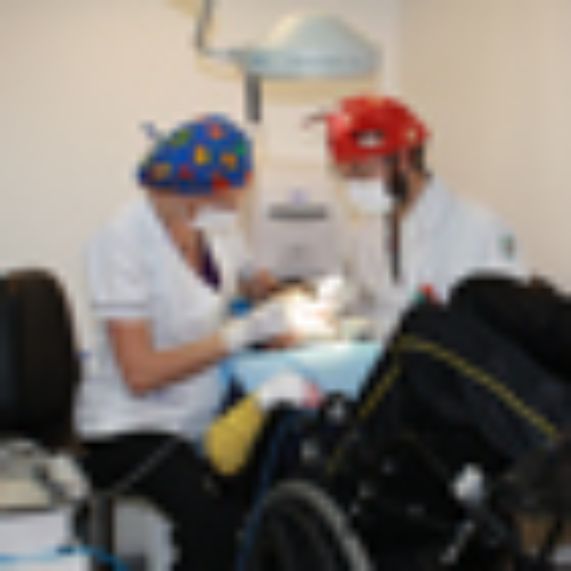 Odontología U Chile contribuye a reducir barreras de acceso a salud de personas con discapacidad