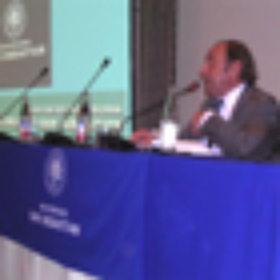 Decano Julio Ramírez dicta conferencia en Universidad San Sebastián