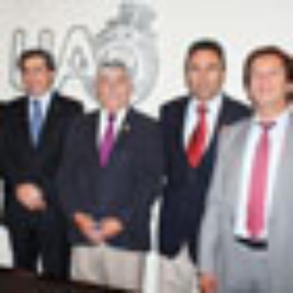 Odontólogos de la UA y U. de Chile firman importante convenio