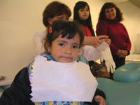 Acompañada por su madre y hermana, Francisca Molina (4 años) presentaba un diagnóstico de mordida invertida, la que tras un año de tratamiento de Ortodoncia Interceptiva se encuentra  recuperada.