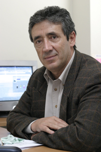 Prof. Dr. Roberto Pantoja, Director Departamento de Cirugía y Traumatología  Maxilo Facial de la Facultad de Odontología (Foto: Pablo Madariaga)