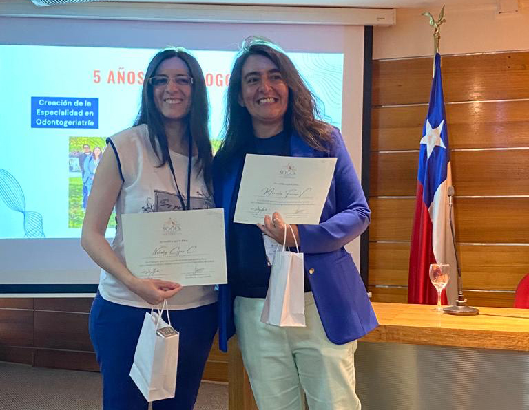 Dra. Nataly Cajas y Dra. Marcela Farías en 3° Congreso de Odontogeriatría.